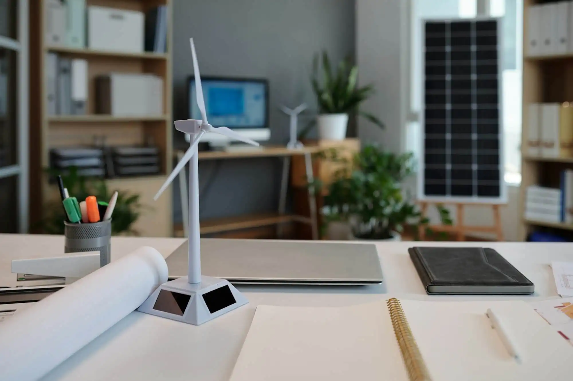 Equipo revisando el resultado de un proyecto energético